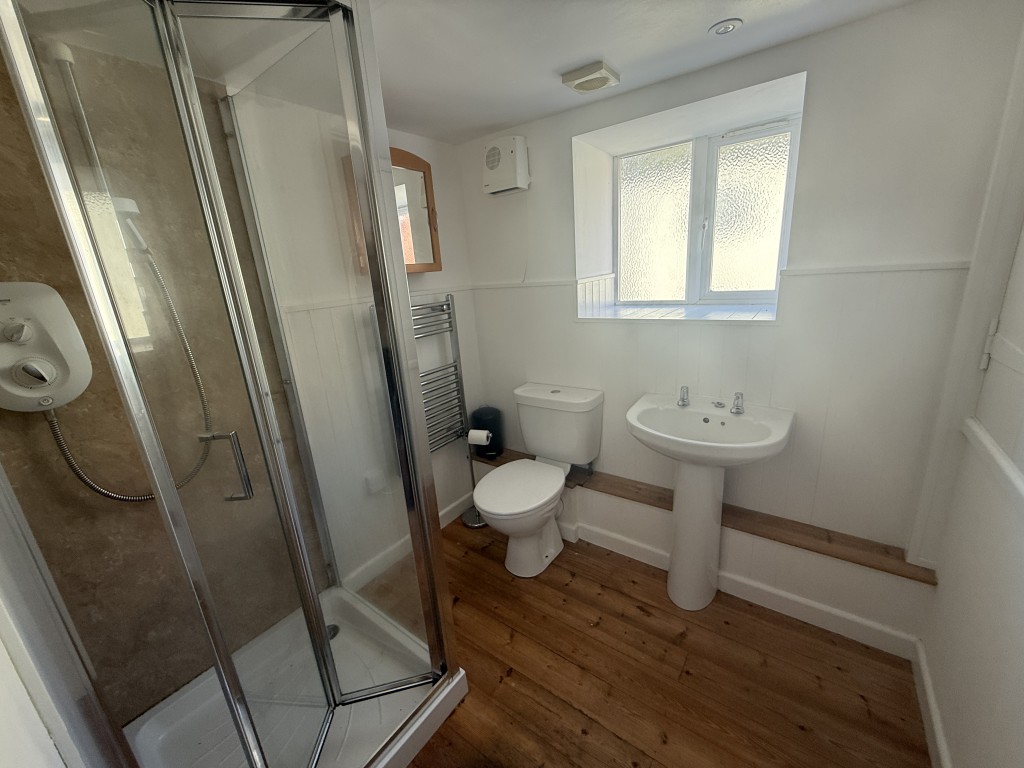 Lot: 126 - ONE-BEDROOM COTTAGE FOR UPDATING - Shower room